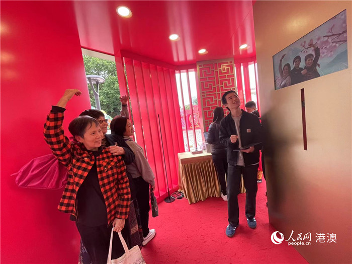 圖為最受歡迎的A.I.互動主題照相館，人們爭相拍照留念。人民網(wǎng)記者 富子梅攝