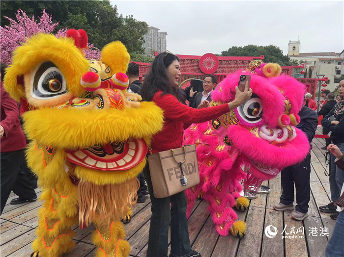 圖為歡鬧的舞獅為活動現(xiàn)場增添喜慶氣氛。人民網(wǎng)記者 富子梅