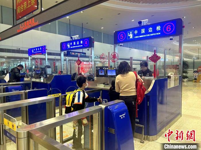 2月17日，廈門(mén)邊檢總站高崎邊檢站為臺(tái)胞辦理入境手續(xù)。(高崎邊檢供圖)