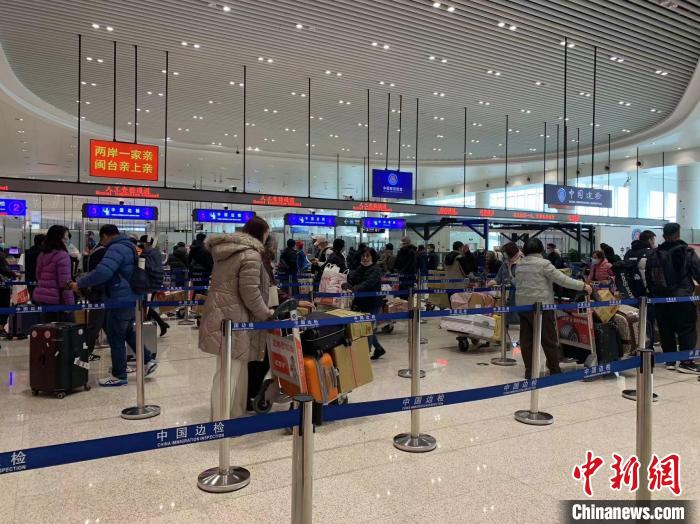 越來(lái)越多的臺(tái)胞通過(guò)廈金航線(xiàn)回臺(tái)探親、過(guò)節(jié)。高崎邊檢供圖