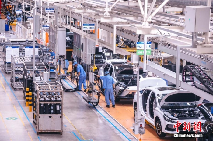 資料圖：工人在新能源汽車生產(chǎn)線上作業(yè)。李南軒 攝