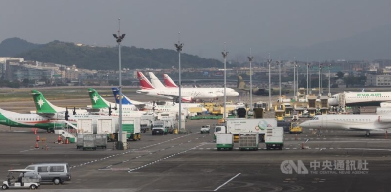 圖為臺(tái)北市松山機(jī)場(chǎng)停機(jī)坪。（圖源：臺(tái)灣“中央社”）