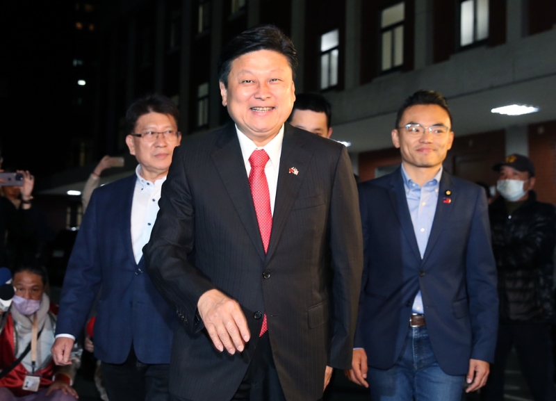 臺立法機(jī)構(gòu)國民黨團(tuán)書記長洪孟楷（右起）、總召傅崐萁、首席副書記長林思銘22日前往臺立法機(jī)構(gòu)康園與民眾黨主席柯文哲及黨團(tuán)三長餐敘。（圖源：臺灣“中時新聞網(wǎng)”）