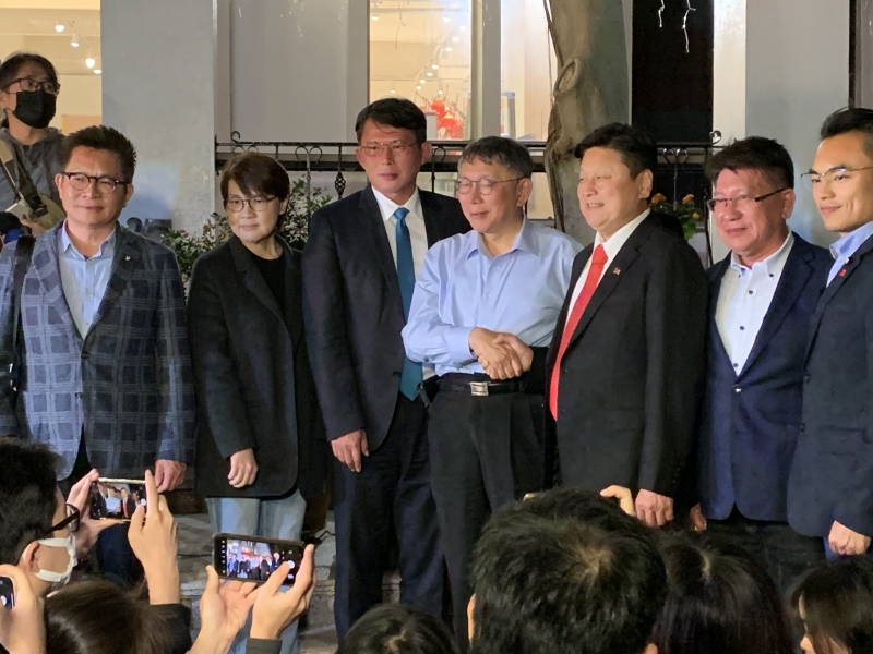 民眾黨主席柯文哲帶隊民眾黨團和國民黨團餐敘。（圖源：臺灣《聯(lián)合報》）