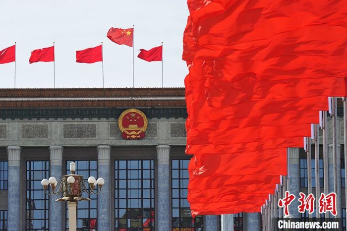 人民大會(huì)堂前紅旗飄飄。