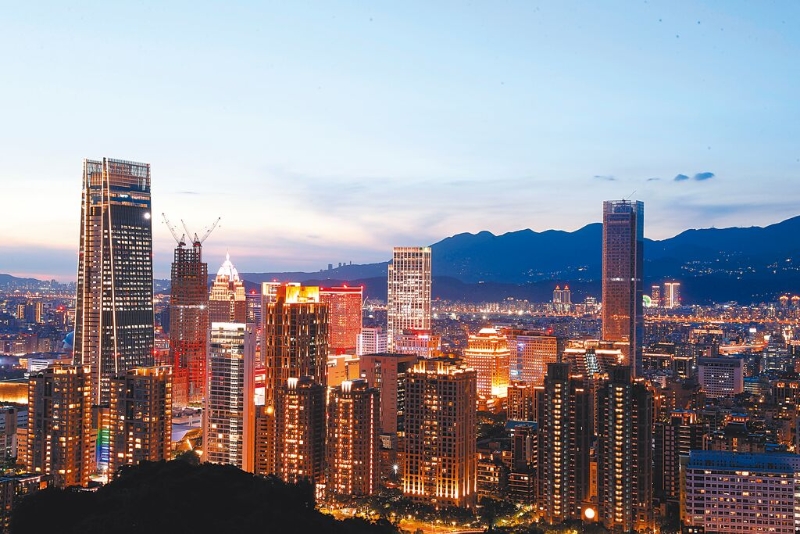 民生用電價格恐不分級距全面調(diào)升，且用愈多漲幅愈大。圖為入夜后，臺北市區(qū)萬家燈火。（本報資料照片）