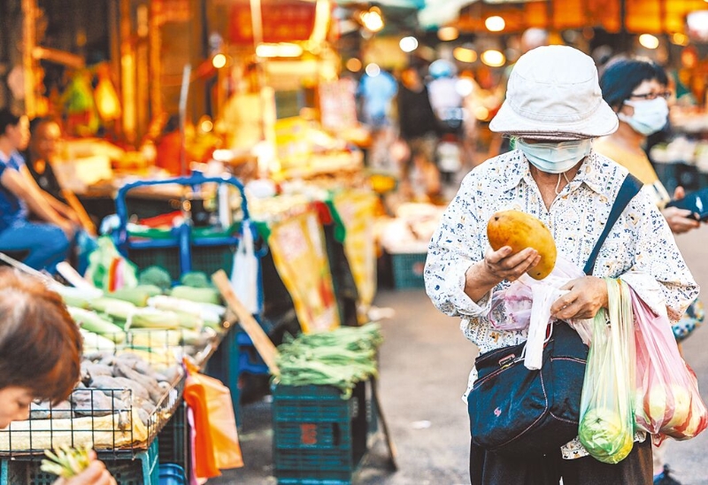 電價喊漲，通膨恐再惡化。圖為民眾逛菜市場采買。（本報資料照片）