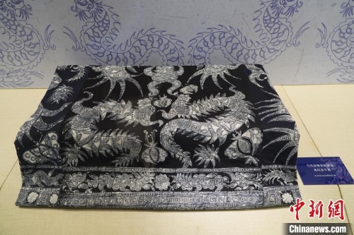圖為展品苗族蠟染龍紋蓋牛被。中新社記者 蒲文思 攝.jpg