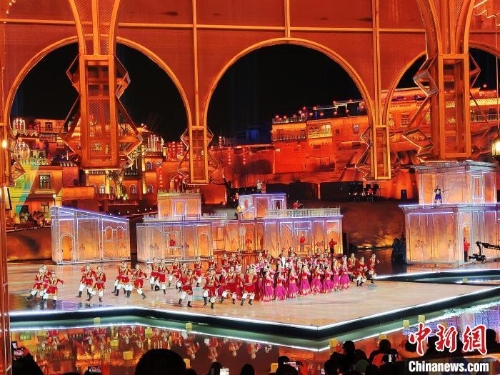 資料圖：圖為總臺(tái)春晚喀什分會(huì)場(chǎng)《舞樂(lè)新疆》節(jié)目現(xiàn)場(chǎng)。董曉 　攝.jpeg