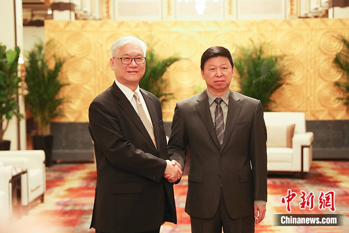 2月29日，中共中央臺灣工作辦公室、國務(wù)院臺灣事務(wù)辦公室主任宋濤(右)在上海會見來訪的中國國民黨副主席夏立言一行。 中新社記者 張亨偉 攝.jpg