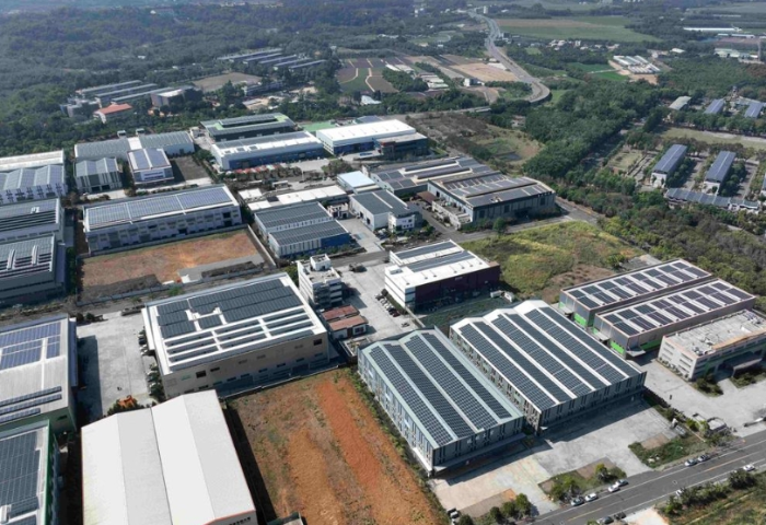 嘉義縣佐登妮絲城堡觀光工廠周邊鄰近廠房，均已裝設屋頂太陽能板