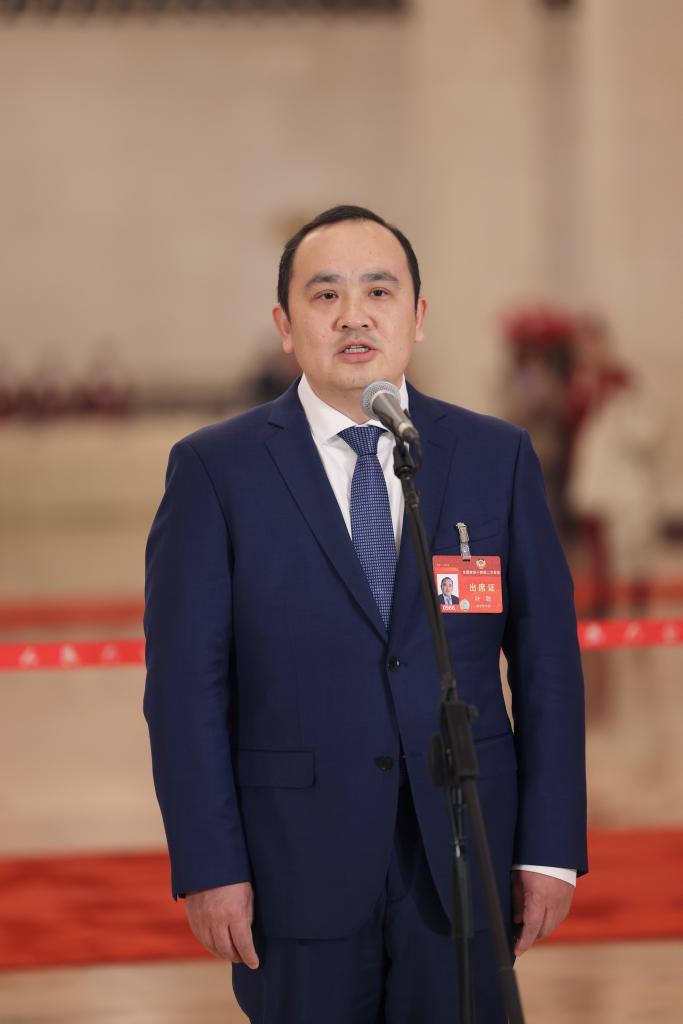 3月4日，全國(guó)政協(xié)十四屆二次會(huì)議首場(chǎng)“委員通道”集體采訪活動(dòng)在北京人民大會(huì)堂舉行。這是全國(guó)政協(xié)委員葉聰接受媒體采訪。（圖源：新華社）