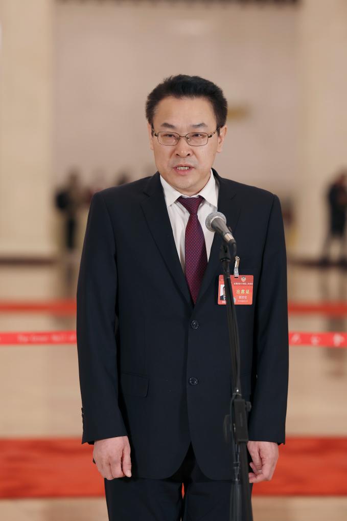 3月4日，全國(guó)政協(xié)十四屆二次會(huì)議首場(chǎng)“委員通道”集體采訪活動(dòng)在北京人民大會(huì)堂舉行。這是全國(guó)政協(xié)委員郭吉安接受媒體采訪。（圖源：新華社）