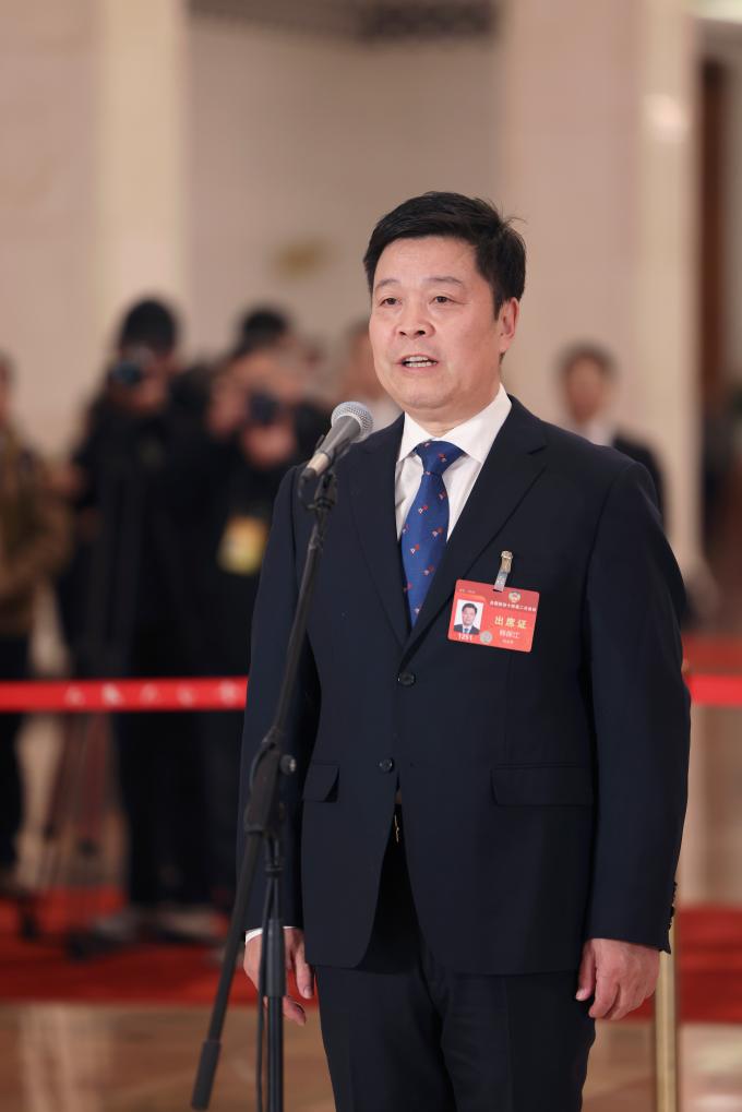 3月4日，全國(guó)政協(xié)十四屆二次會(huì)議首場(chǎng)“委員通道”集體采訪活動(dòng)在北京人民大會(huì)堂舉行。這是全國(guó)政協(xié)委員韓保江接受媒體采訪。（圖源：新華社）