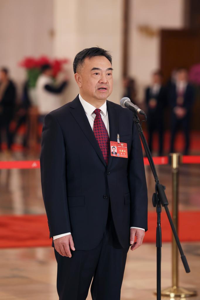 3月4日，全國(guó)政協(xié)十四屆二次會(huì)議首場(chǎng)“委員通道”集體采訪活動(dòng)在北京人民大會(huì)堂舉行。這是全國(guó)政協(xié)委員莫榮接受媒體采訪。（圖源：新華社）