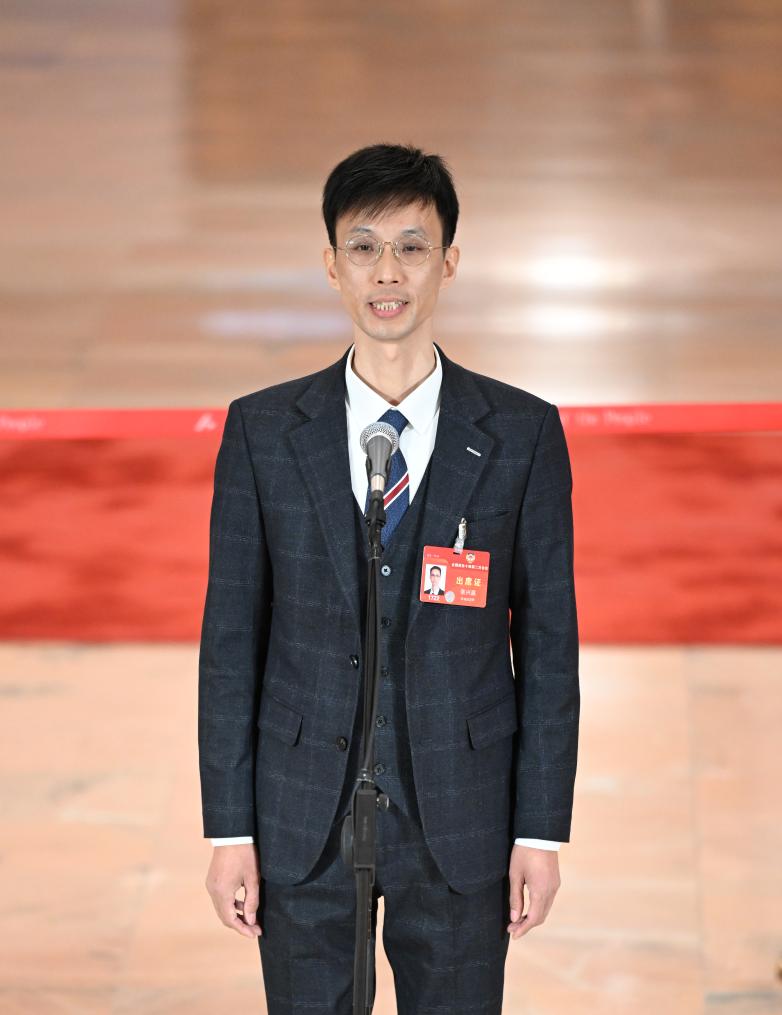 3月4日，全國(guó)政協(xié)十四屆二次會(huì)議首場(chǎng)“委員通道”集體采訪活動(dòng)在北京人民大會(huì)堂舉行。這是全國(guó)政協(xié)委員張興贏接受媒體采訪。（圖源：新華社）