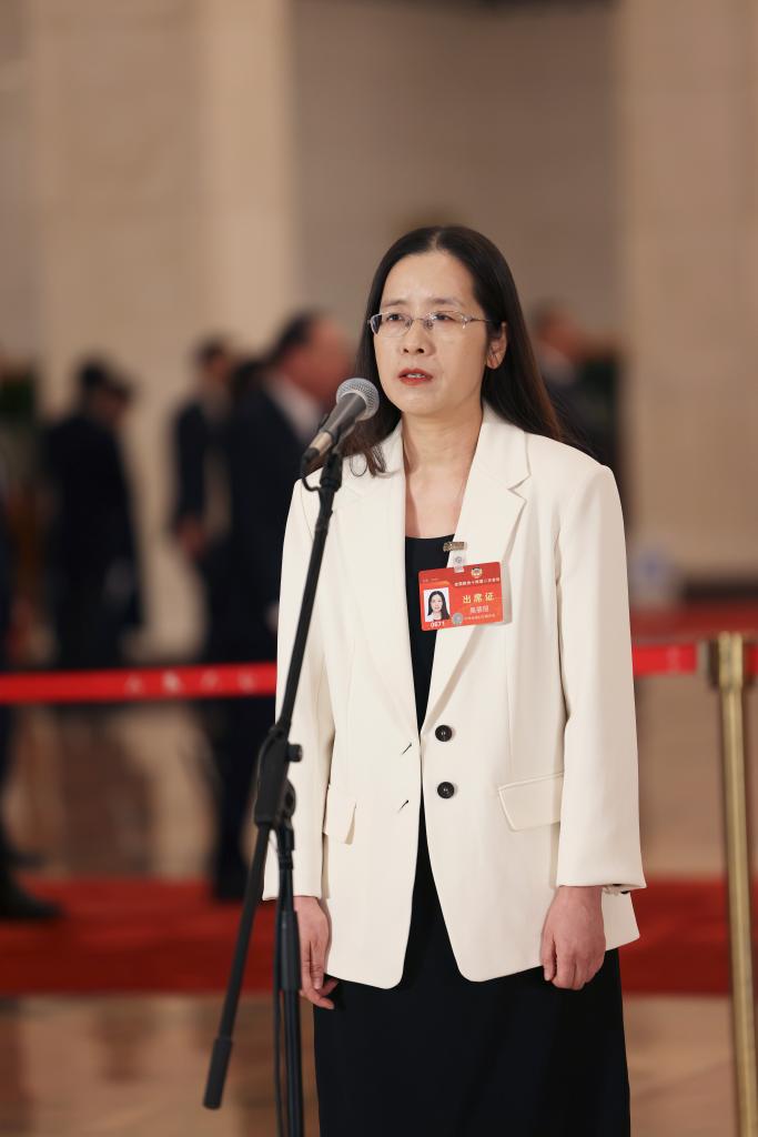 3月4日，全國(guó)政協(xié)十四屆二次會(huì)議首場(chǎng)“委員通道”集體采訪活動(dòng)在北京人民大會(huì)堂舉行。這是全國(guó)政協(xié)委員吳蓓麗接受媒體采訪。（圖源：新華社）