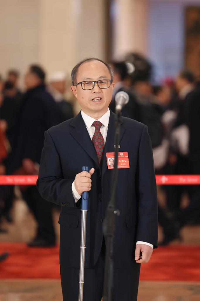 3月4日，全國(guó)政協(xié)十四屆二次會(huì)議首場(chǎng)“委員通道”集體采訪活動(dòng)在北京人民大會(huì)堂舉行。這是全國(guó)政協(xié)委員李慶忠接受媒體采訪。（圖源：新華社）