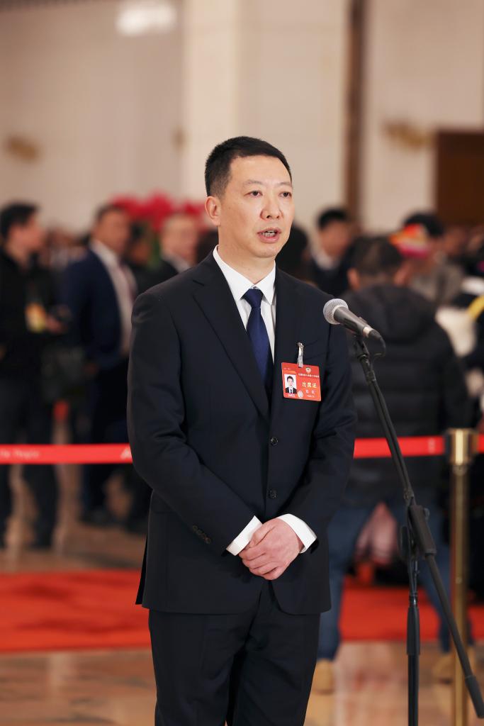 3月4日，全國(guó)政協(xié)十四屆二次會(huì)議首場(chǎng)“委員通道”集體采訪活動(dòng)在北京人民大會(huì)堂舉行。這是全國(guó)政協(xié)委員鄭鈜接受媒體采訪。（圖源：新華社）