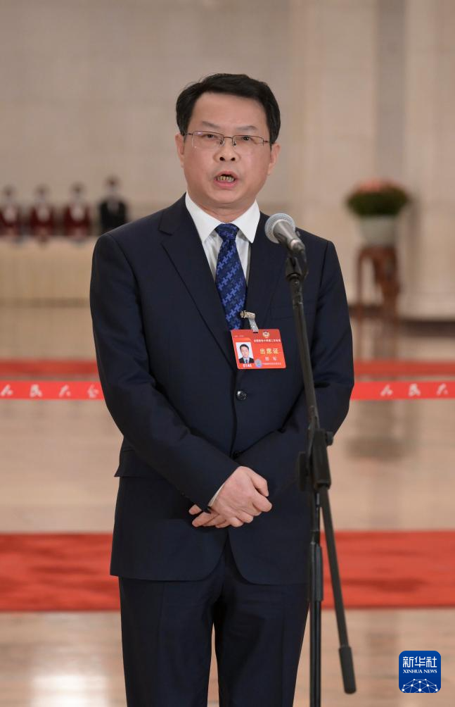 3月7日，全國政協(xié)十四屆二次會議第二場“委員通道”集體采訪活動在北京人民大會堂舉行。這是全國政協(xié)委員鄭軍接受記者采訪。（圖源：新華社）