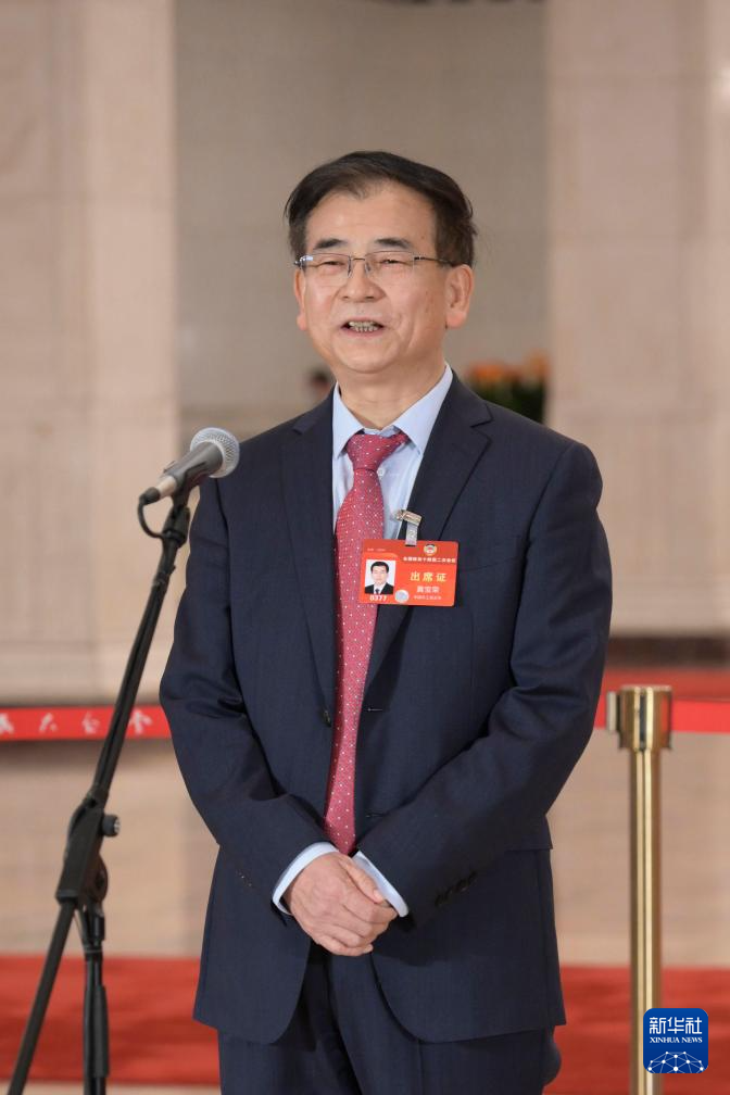 3月7日，全國政協(xié)十四屆二次會議第二場“委員通道”集體采訪活動在北京人民大會堂舉行。這是全國政協(xié)委員黃寶榮接受媒體采訪。（圖源：新華社）