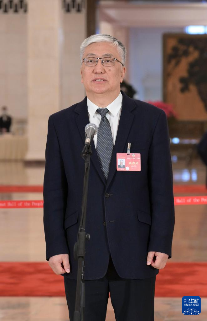 3月7日，全國政協(xié)十四屆二次會議第二場“委員通道”集體采訪活動在北京人民大會堂舉行。這是全國政協(xié)委員唐旭東接受媒體采訪。（圖源：新華社）