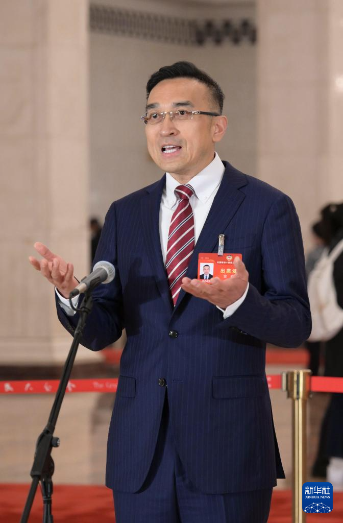 3月7日，全國政協(xié)十四屆二次會議第二場“委員通道”集體采訪活動在北京人民大會堂舉行。這是全國政協(xié)委員安庭接受記者采訪。（圖源：新華社）