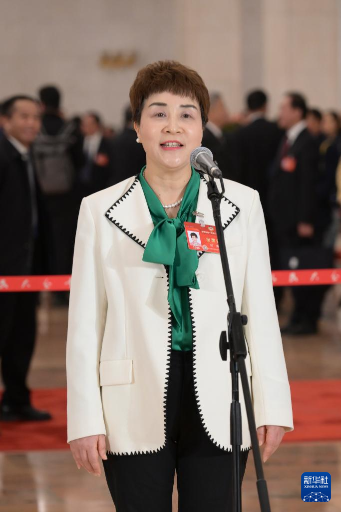 3月7日，全國政協(xié)十四屆二次會議第二場“委員通道”集體采訪活動在北京人民大會堂舉行。這是全國政協(xié)委員鄧琳接受媒體采訪。（圖源：新華社）