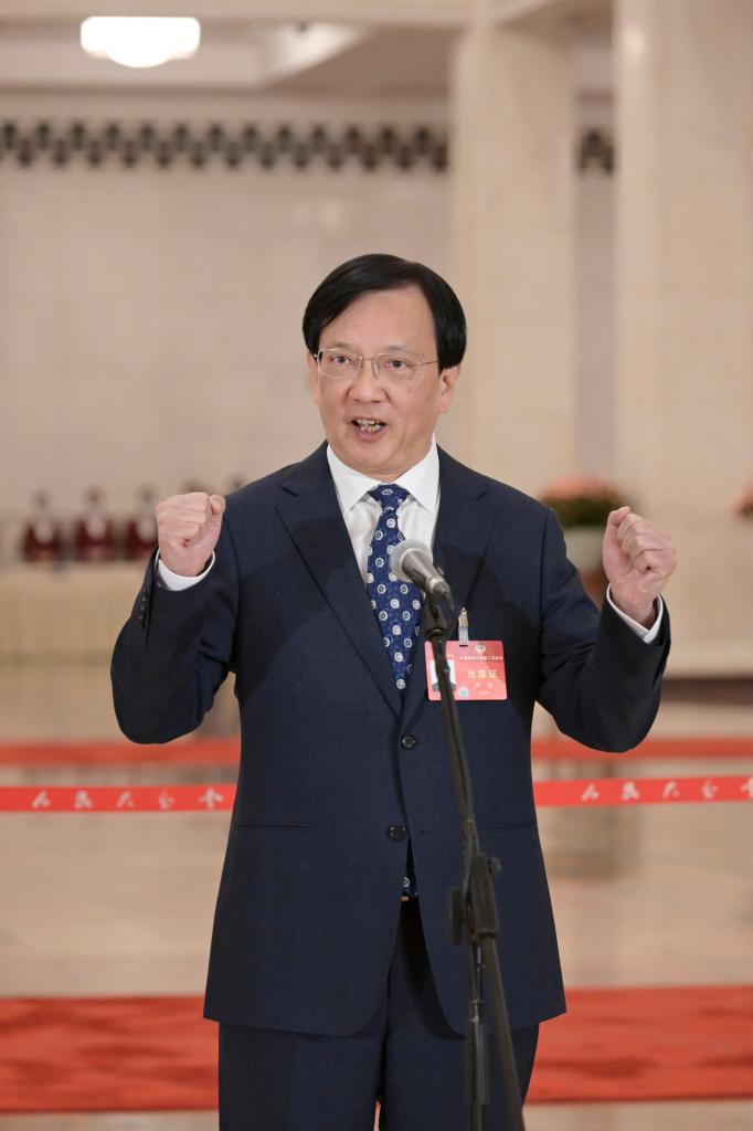 3月10日，全國政協(xié)十四屆二次會議第三場“委員通道”集體采訪活動在北京人民大會堂舉行。這是全國政協(xié)委員盧進(jìn)接受媒體采訪。（圖源：新華社）