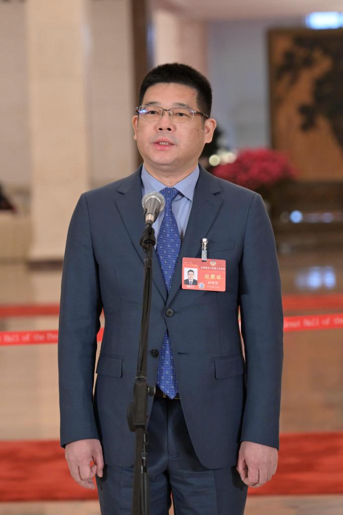 3月10日，全國政協(xié)十四屆二次會議第三場“委員通道”集體采訪活動在北京人民大會堂舉行。這是全國政協(xié)委員林孝發(fā)接受媒體采訪。（圖源：新華社）