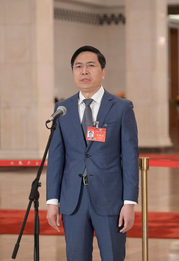 3月10日，全國政協(xié)十四屆二次會議第三場“委員通道”集體采訪活動在北京人民大會堂舉行。這是全國政協(xié)委員朱松純接受媒體采訪。（圖源：新華社）