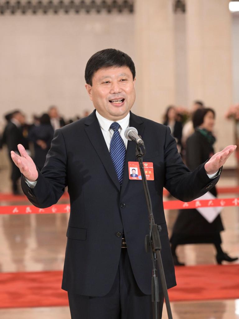 3月10日，全國政協(xié)十四屆二次會議第三場“委員通道”集體采訪活動在北京人民大會堂舉行。這是全國政協(xié)委員王傳喜接受媒體采訪。（圖源：新華社）