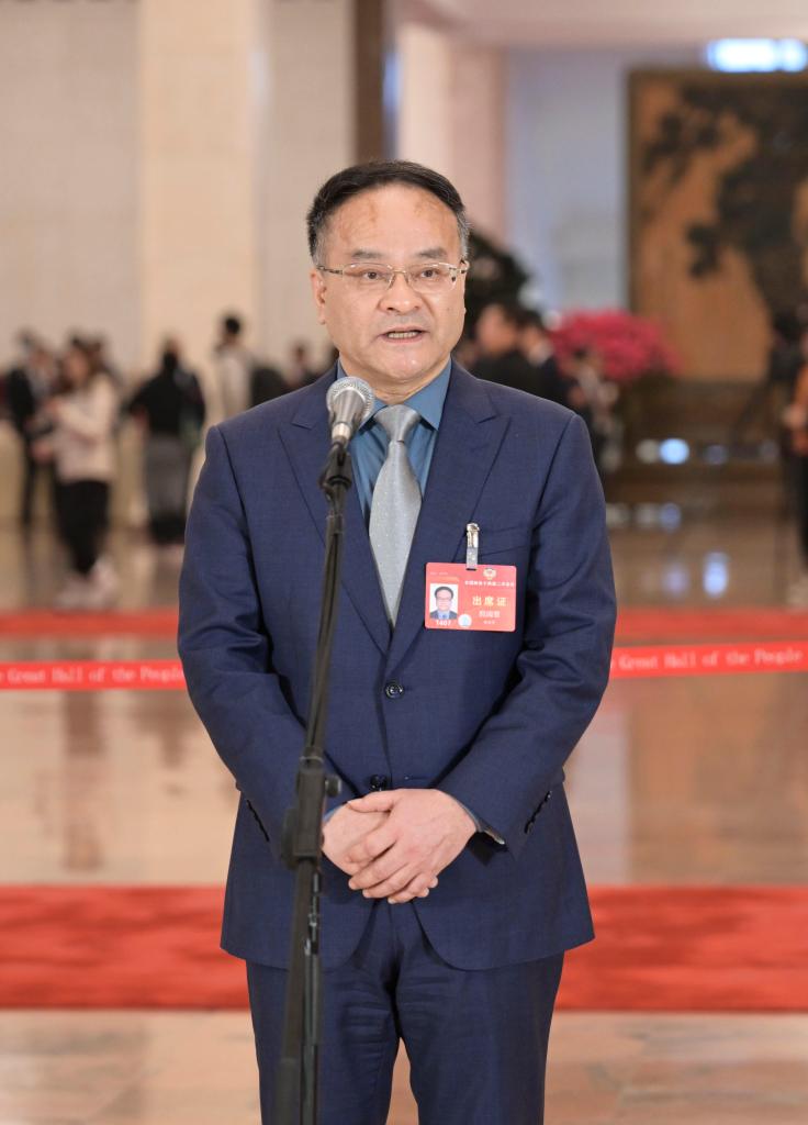 3月10日，全國政協(xié)十四屆二次會議第三場“委員通道”集體采訪活動在北京人民大會堂舉行。這是全國政協(xié)委員倪閩景接受媒體采訪。（圖源：新華社）