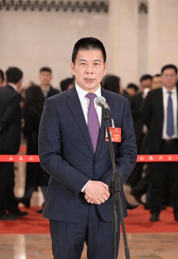 3月10日，全國政協(xié)十四屆二次會議第三場“委員通道”集體采訪活動在北京人民大會堂舉行。這是全國政協(xié)委員譚錦球接受媒體采訪。（圖源：新華社）