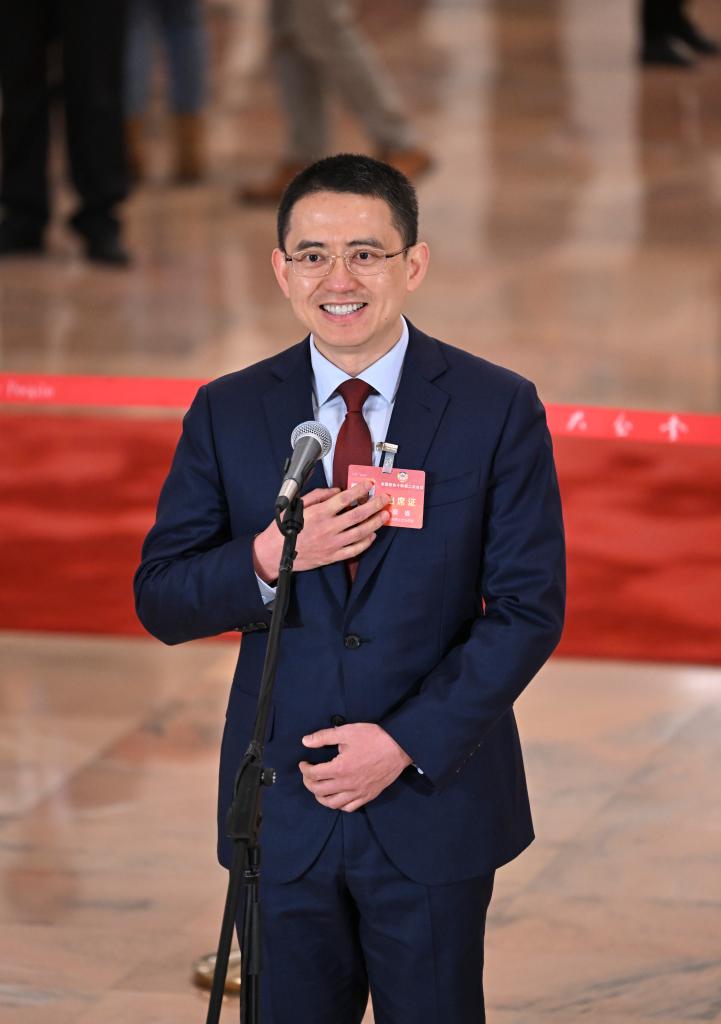 3月10日，全國政協(xié)十四屆二次會議第三場“委員通道”集體采訪活動在北京人民大會堂舉行。這是全國政協(xié)委員蔡睿接受媒體采訪。（圖源：新華社）