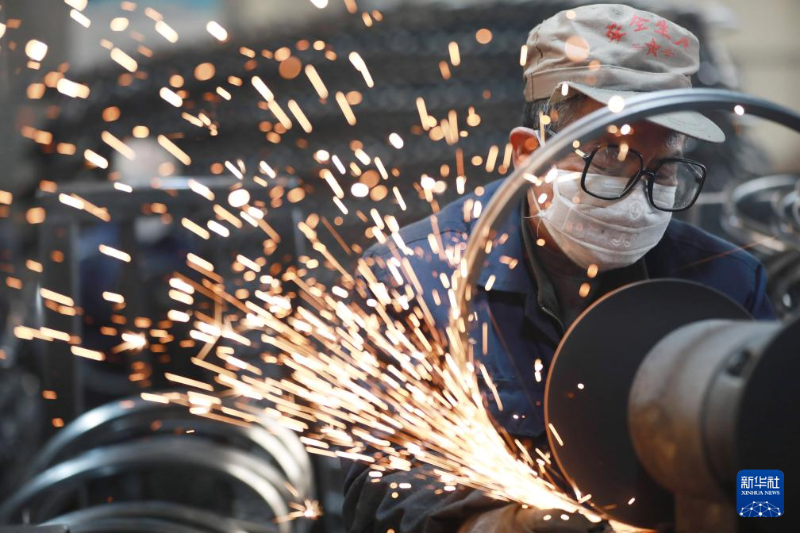 2月18日，在浙江省杭州市臨安區(qū)天目山鎮(zhèn)一家外貿(mào)企業(yè)，工人對(duì)自行車鋼圈進(jìn)行拋光。當(dāng)日是春節(jié)假期后第一個(gè)工作日，多個(gè)行業(yè)紛紛復(fù)工，生產(chǎn)一線一派忙碌景象。新華社發(fā)(胡劍歡攝)
