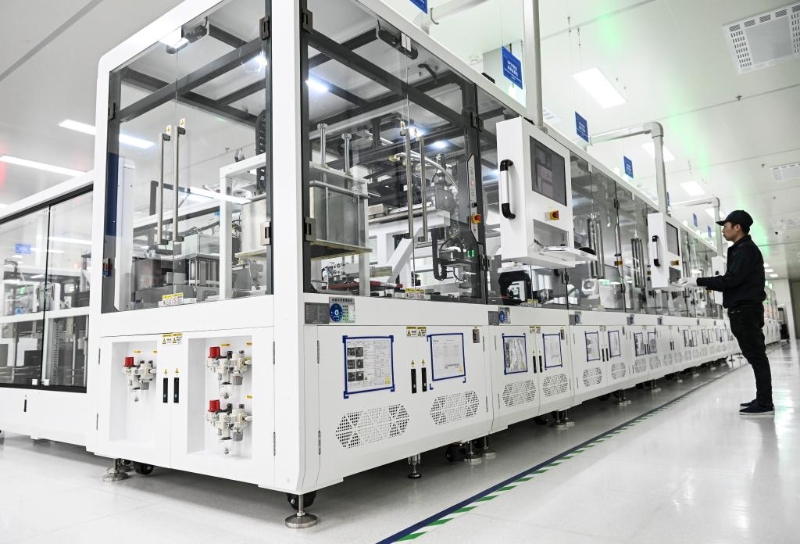 2月27日拍攝的江蘇無錫車聯(lián)天下信息技術(shù)有限公司智能網(wǎng)聯(lián)汽車座艙域控制器自動化生產(chǎn)線。新華社記者 季春鵬 攝