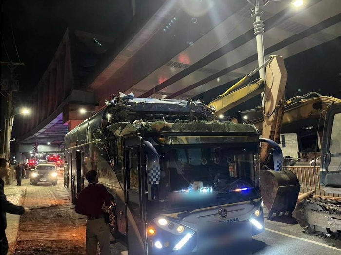 高雄市仁武區(qū)水管路20日晚間8點多，一輛遊覽車疑似撞上涵洞限高，造成1死14輕重傷。（警消提供／林雅惠高雄傳真）