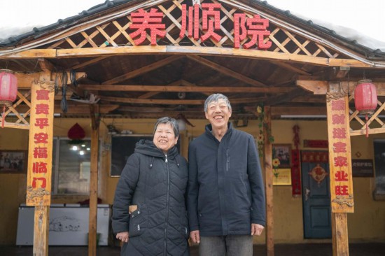 　在伊春市友好區(qū)，伊春森工上甘嶺林業(yè)局有限責(zé)任公司溪水林場(chǎng)分公司退休職工劉養(yǎng)順（右）和老伴楊秋娥在自家農(nóng)家院中（3月13日攝）。新華社記者 謝劍飛 攝