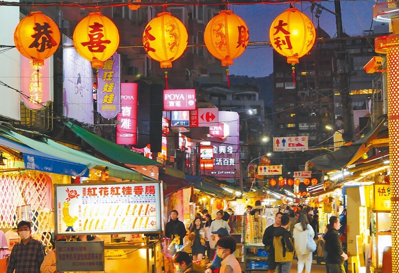 電價4月漲定了，民生及小商家用電漲幅5％起跳，最高則達10％，家家戶戶都受影響。圖為夜市店家燈火通明。（陳俊吉攝）