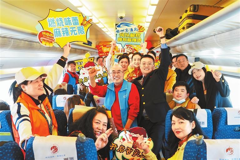 旅客乘坐天水“麻辣燙”專列。新甘肅·甘肅日?qǐng)?bào)通訊員 宋佳龍