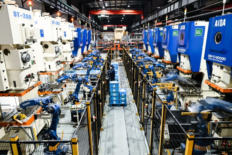 在“江蘇省專精特新中小企業(yè)”無錫微研精工科技有限公司智能生產(chǎn)車間，機械臂在作業(yè)（2024年2月28日攝）。（圖源：新華社）