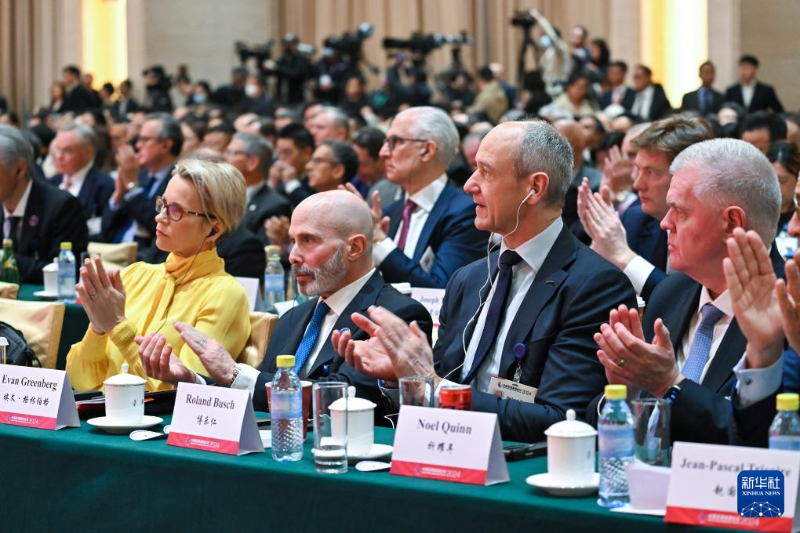 3月24日，與會者在嘉賓發(fā)言后鼓掌。當(dāng)日，中國發(fā)展高層論壇2024年年會在北京開幕。本次年會以“持續(xù)發(fā)展的中國”為主題，由國務(wù)院發(fā)展研究中心主辦。（圖源：新華社）