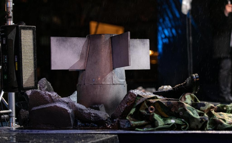 3月24日，在塞爾維亞南部城市普羅庫普列，一枚導(dǎo)彈模型擺放在北約轟炸南聯(lián)盟遇難者悼念儀式現(xiàn)場。（圖源：新華社）