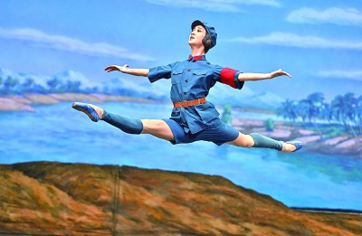 3月2日，演員在表演芭蕾舞劇《紅色娘子軍》。新華社記者 郭程攝.jpeg