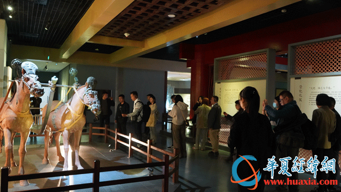 采訪團一行探訪寶雞青銅器博物院。(攝影：虞鷹)