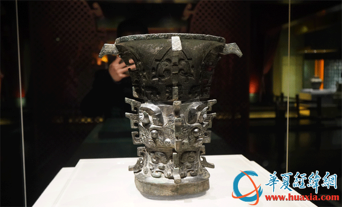 造型渾厚、工藝精美的何尊，西周早期(公元前1046年-前977年)。(攝影：虞鷹)