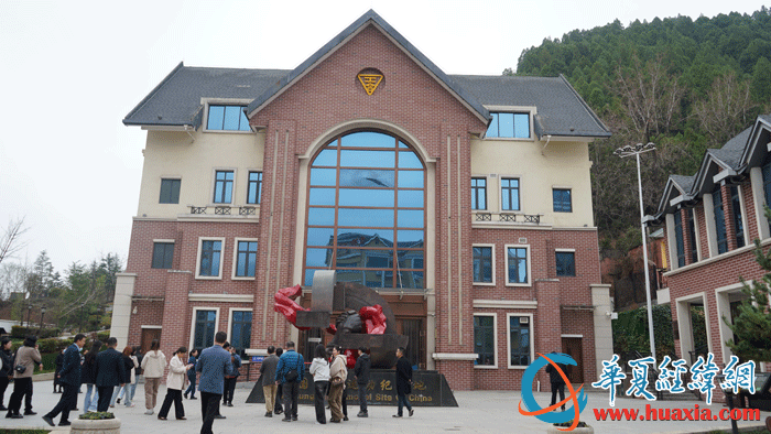 采訪團一行參觀中國工合運動紀念地。（攝影：虞鷹）