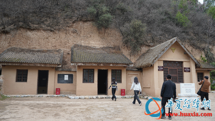 采訪團一行參觀路易?艾黎和喬治?何克舊居。（攝影：虞鷹）