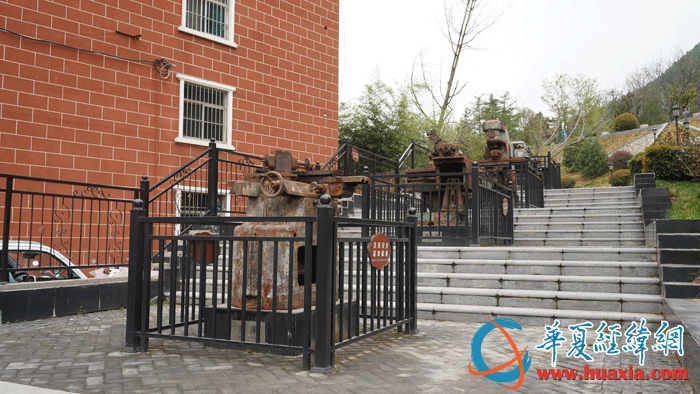 機械陳列區(qū)，依次陳列的磨床、牛頭刨、銑床、車床，就是從鳳縣的山溝溝里找到的珍貴工業(yè)遺存。（攝影：虞鷹）